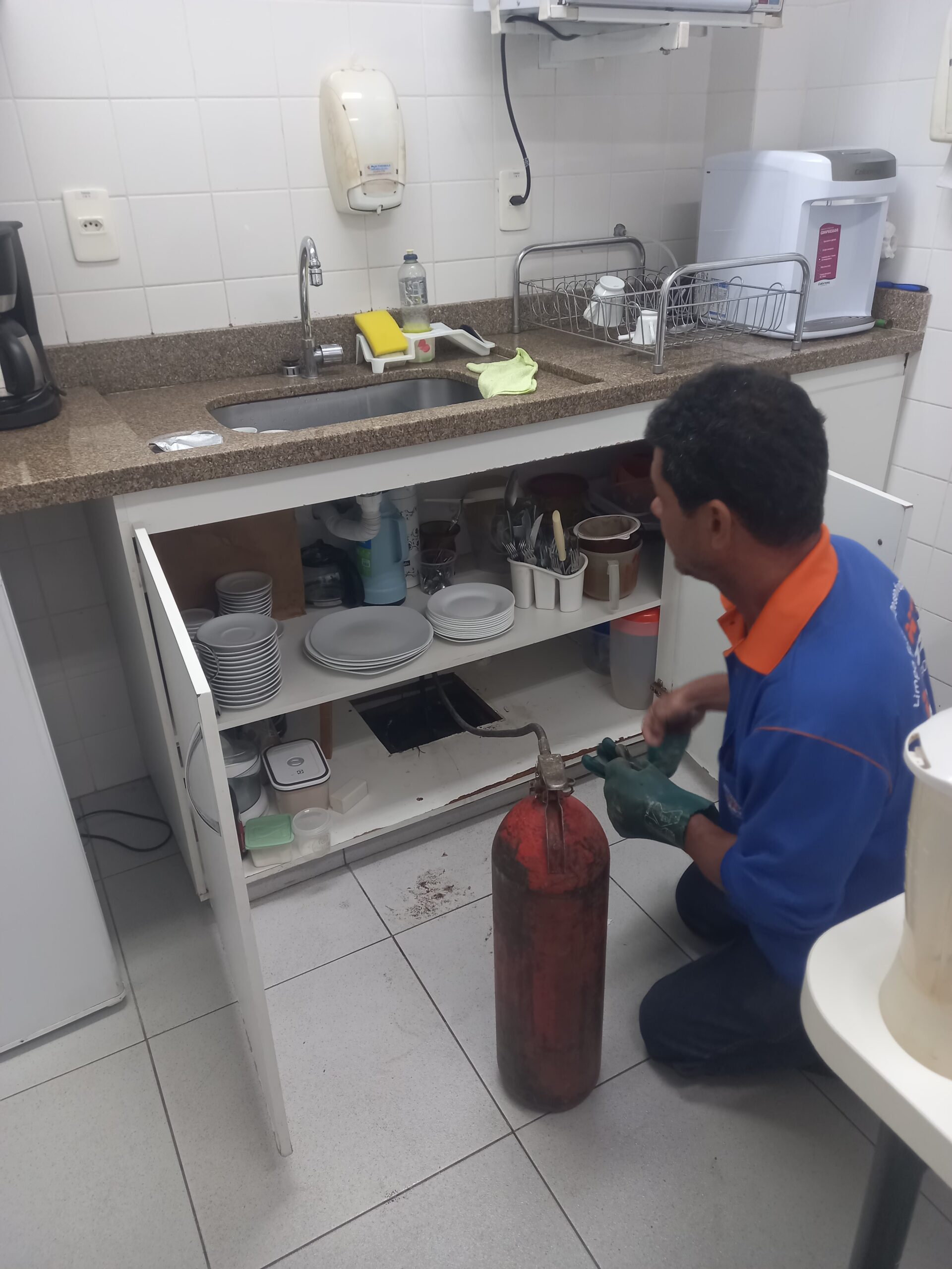 Desentupimento de pia Cuiabá – técnico realizando sucção e limpeza da pia com equipamento profissional
