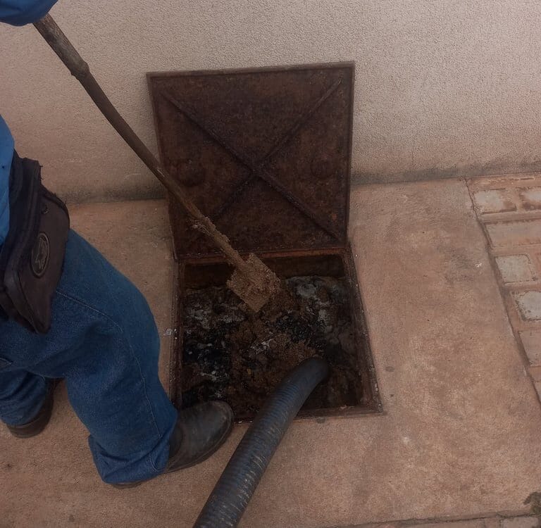 Serviço de desentupimento e limpeza de caixa de gordura com sucção e remoção manual de resíduos em Cuiabá e Várzea Grande MT