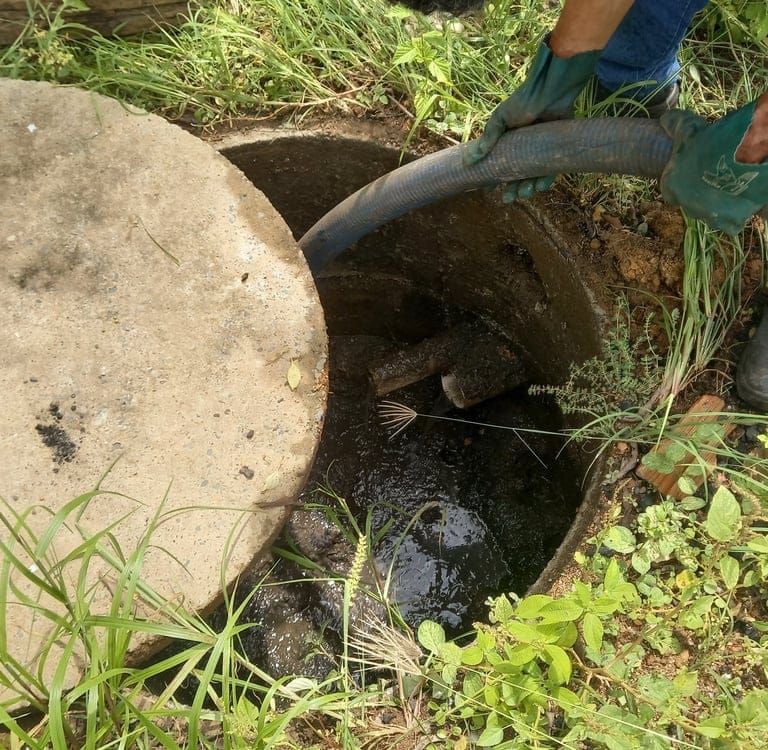 Serviço de desentupimento e limpeza de fossa com mangueira de sucção em residência em Cuiabá e Várzea Grande MT