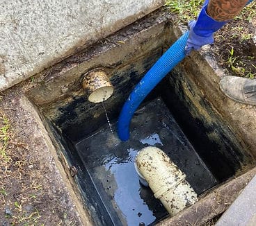 Como Limpar a Caixa de Gordura Você Mesmo (E Quando Desistir e Chamar Ajuda) - limpa fossa e desentupidora em Cuiaba e Varzea Grande caixa de gordura vazia 1