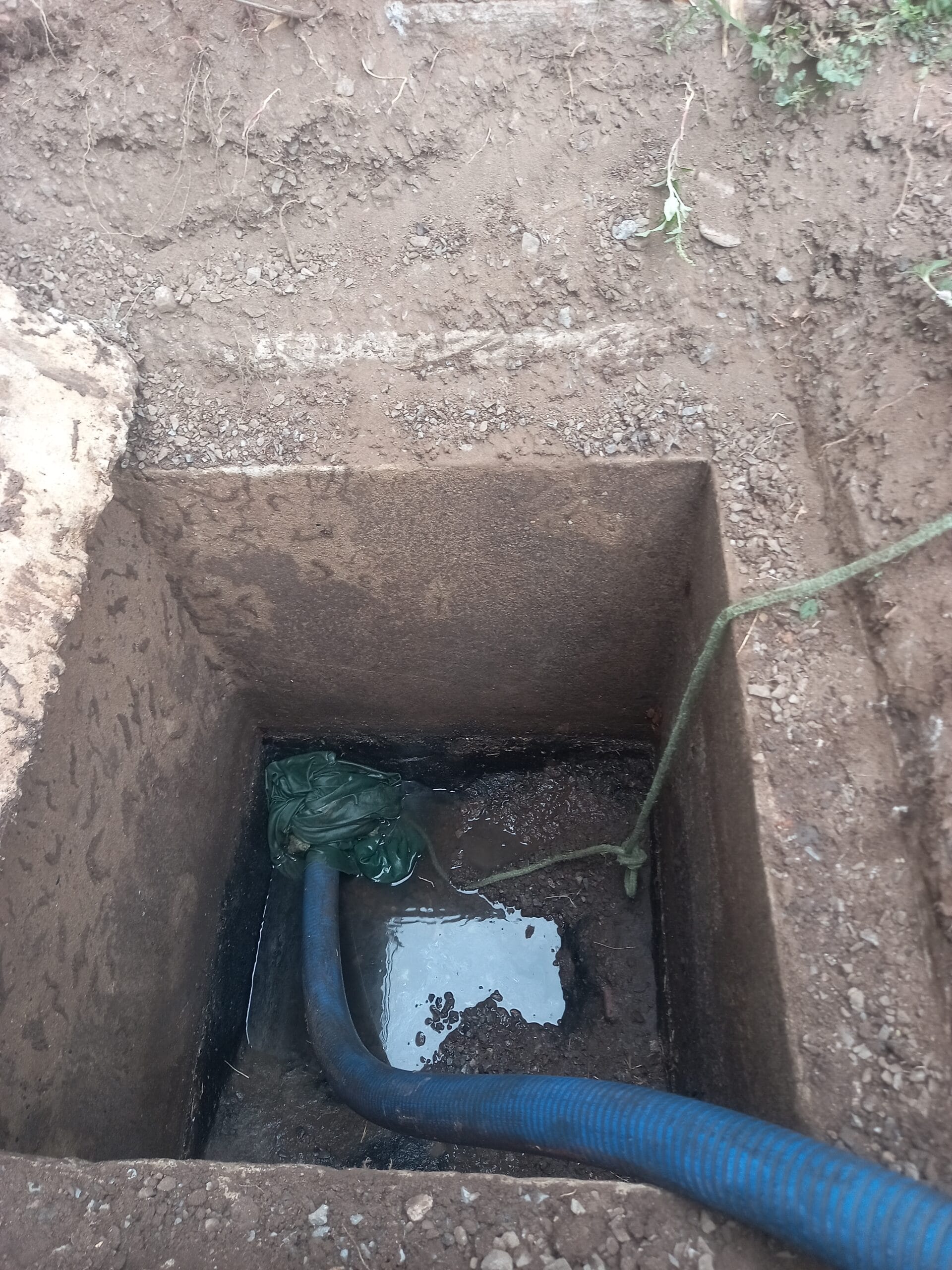 Desentupimento de fossa em Cuiabá – técnico realizando sucção e limpeza da caixa de esgoto com equipamento profissional