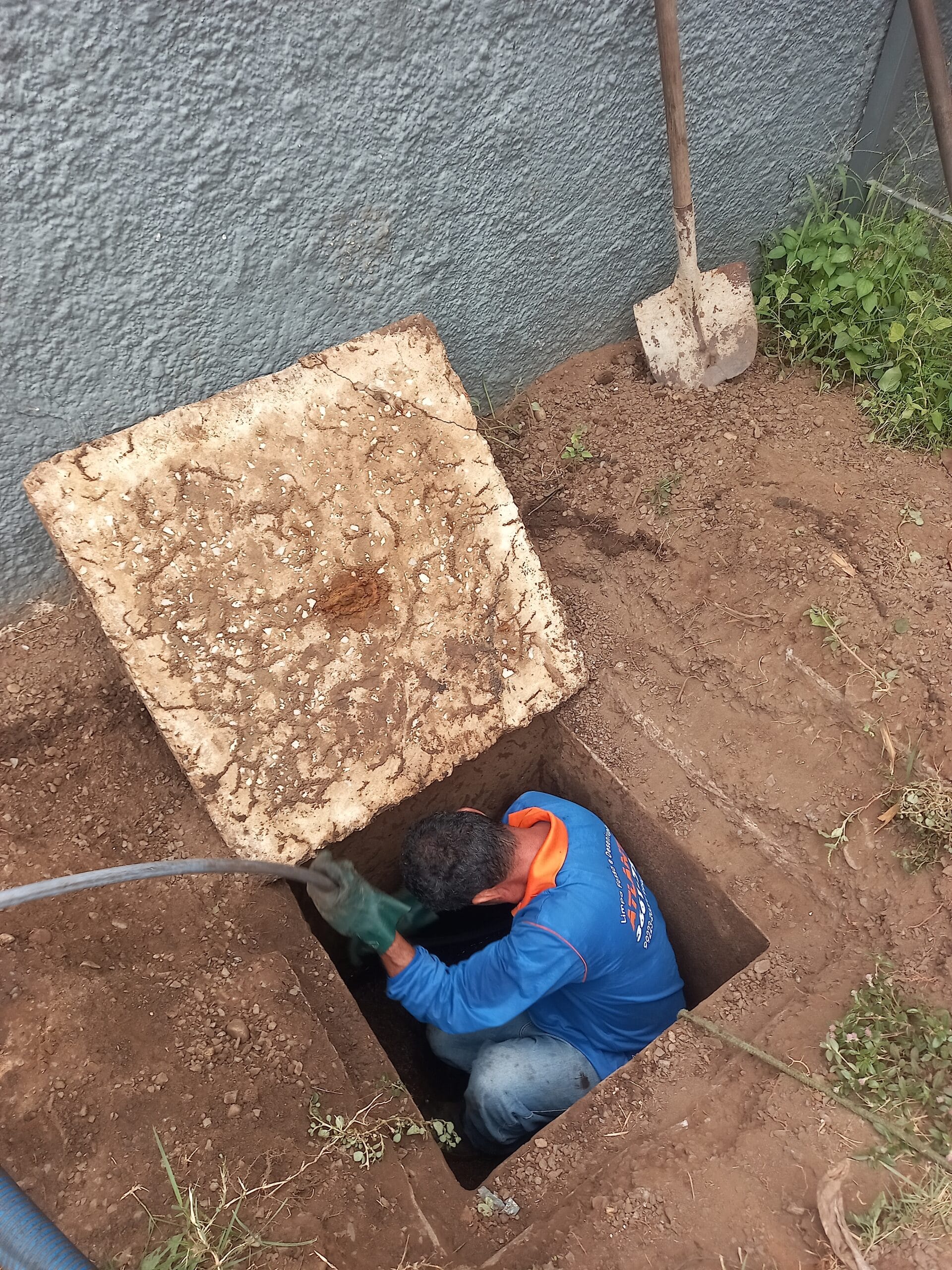 Desentupimento de fossa em Cuiabá – técnico realizando sucção e limpeza da caixa de esgoto com equipamento profissional
